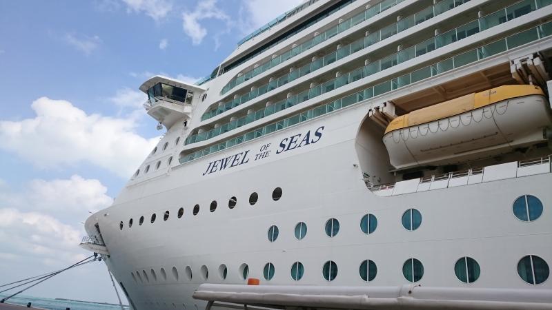 ドバイ港停泊中のジュエル・オブ・ザ・シーズ