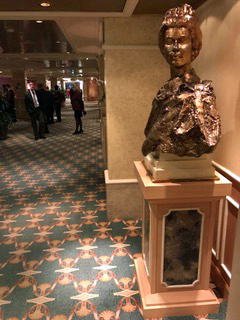 エリザベス女王の胸像