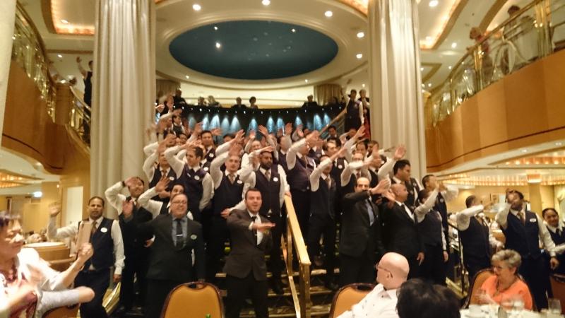 最後の晩餐時のダイニングスタッフ集合